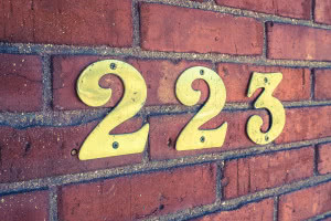 Nowoczesne numery domów na ogrodzenie i elewację - czy podświetlane to dobry wybór?