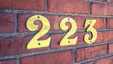 Nowoczesne numery domów na ogrodzenie i elewację - czy podświetlane to dobry wybór?