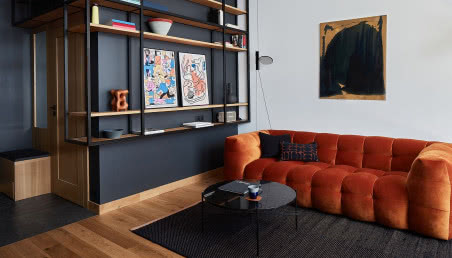 Dwupoziomowa kawalerka na warszawskim Żoliborzu. Zamieszkała w niej studentka