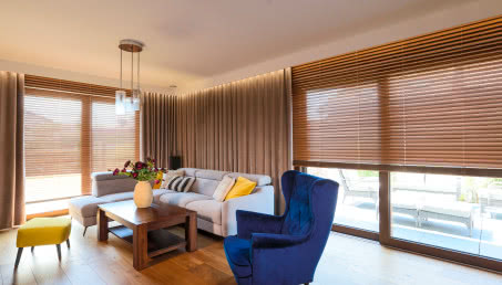 Żaluzje drewniane i zasłony? Rewolucja w aranżacji okien!