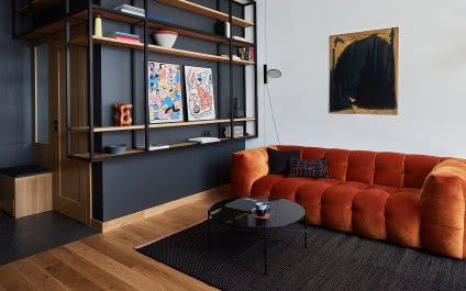 Dwupoziomowa kawalerka na warszawskim Żoliborzu. Zamieszkała w niej studentka