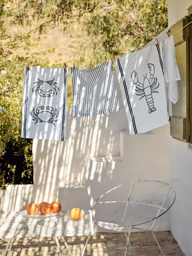 ręczniki kuchenny suszące się na lince - dekoracje marynistyczne