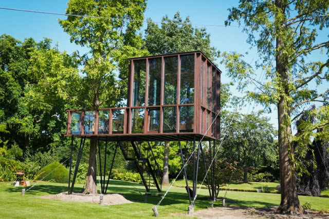 malowanie na zewnątrz drewnianego domku