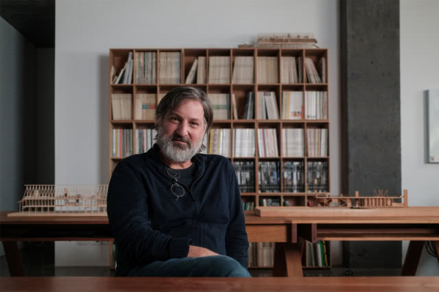 mężczyzna na tle książek