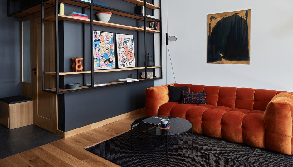 Dwupoziomowa kawalerka na warszawskim Żoliborzu. Zamieszkała w niej studentka