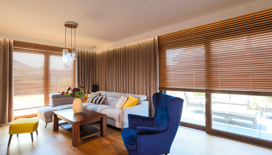 Żaluzje drewniane i zasłony? Rewolucja w aranżacji okien!