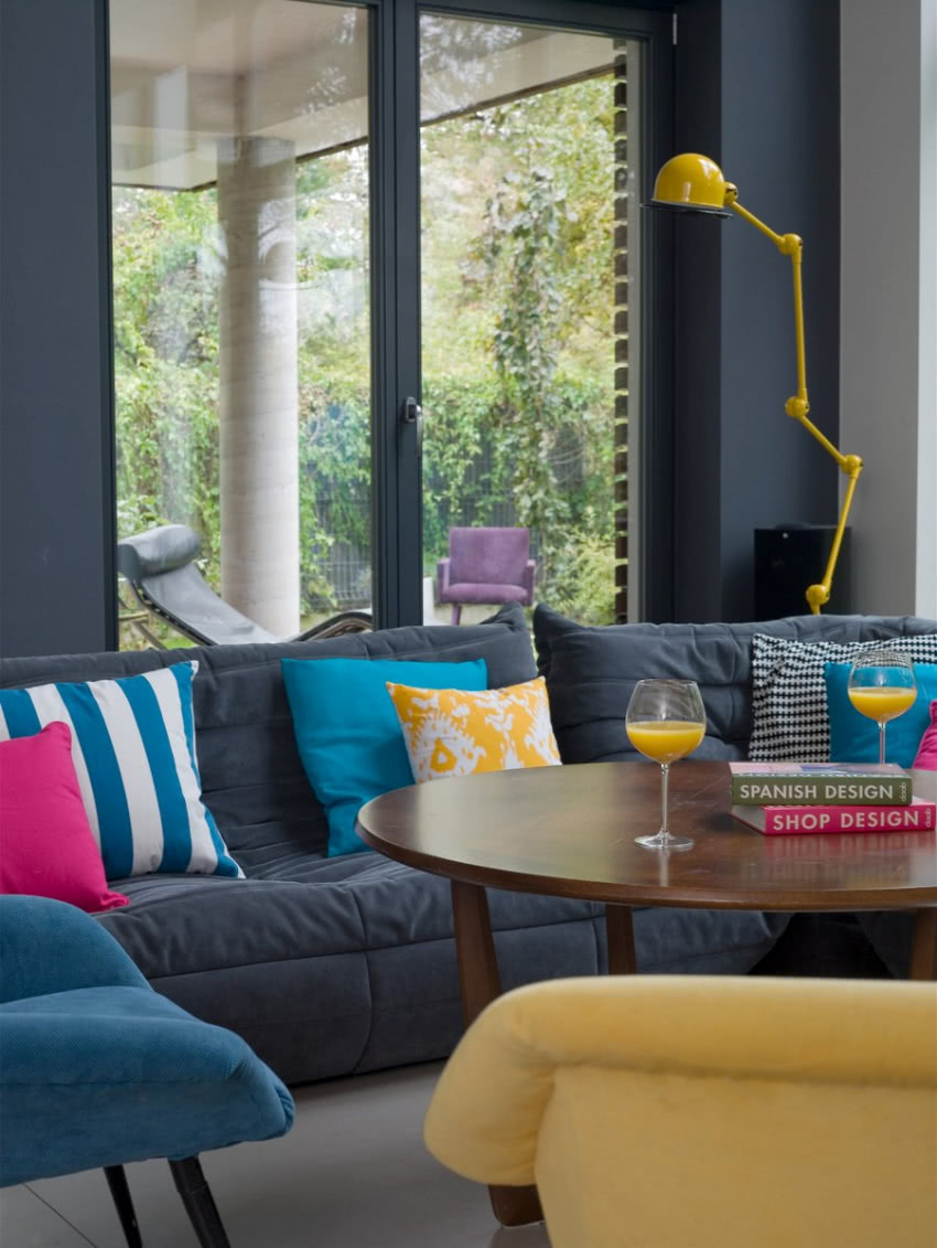 Wśród kolorowych dodatków w salonie francuska...