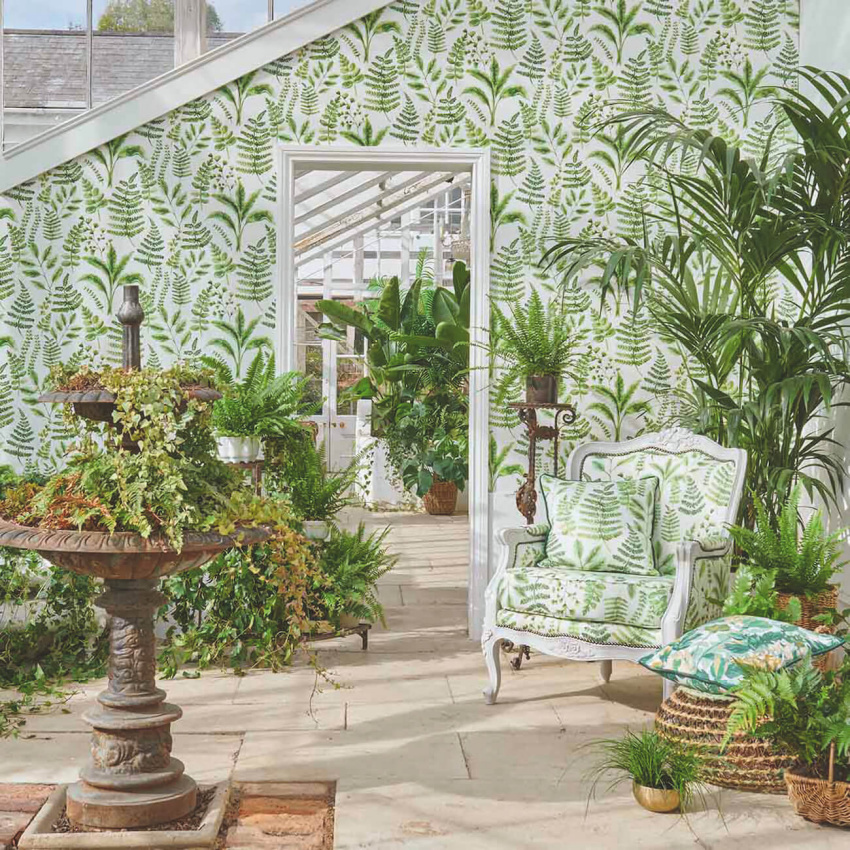 Paprociom na tapecie towarzyszą paprotki żywe....