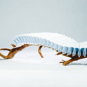 Dwuosobowa ławka jest połączeniem filcu ze...