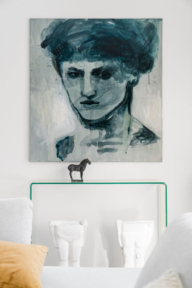 Obraz w salonie nad szklaną konsolą