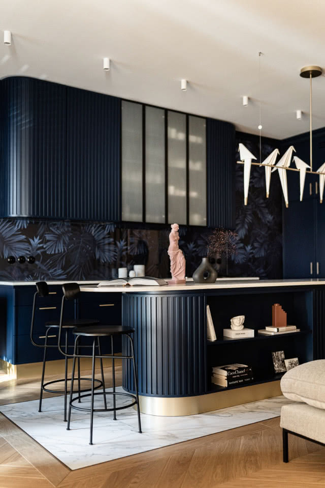 granatowa kuchnia otwarta na salon