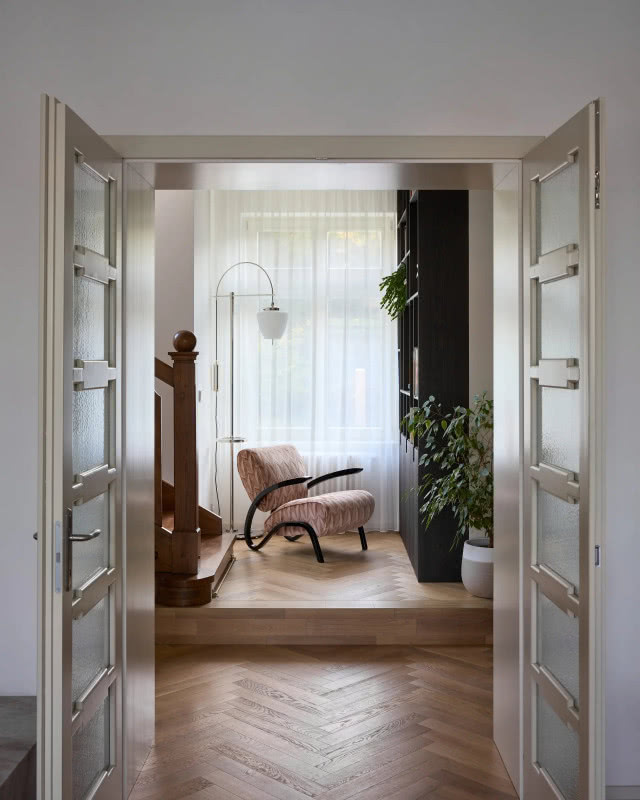 uchylone drzwi, w tle fotel