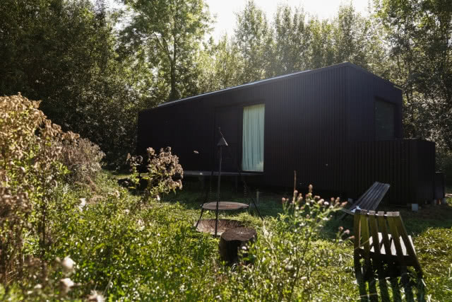 malowanie na zewnątrz drewnianego domku