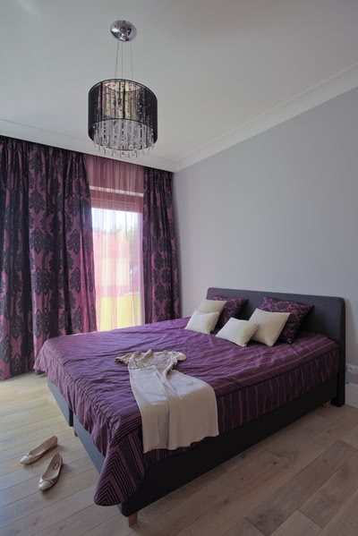 Zgaszony fiolet tkanin sprawia, że sypialnia...