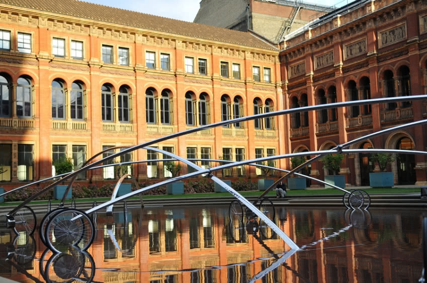 BLOW&ROLL - instalacja składająca się
ze...