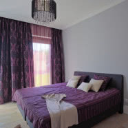 Apartament z czerwoną kanapą