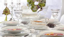 Wigilijny stół - elegancka porcelana za złoceniami