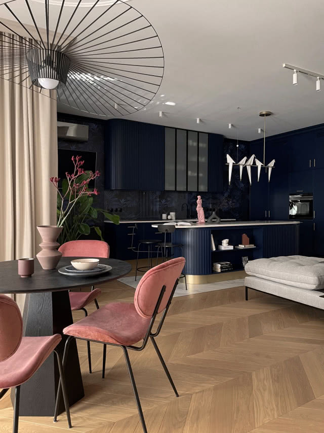 granatowa kuchnia otwarta na salon