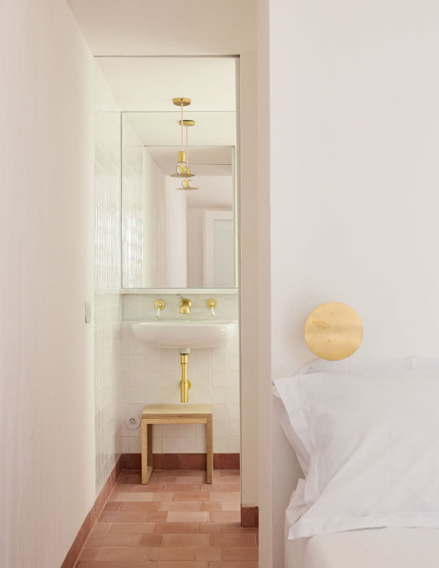 umywalka ze złotymi elementami