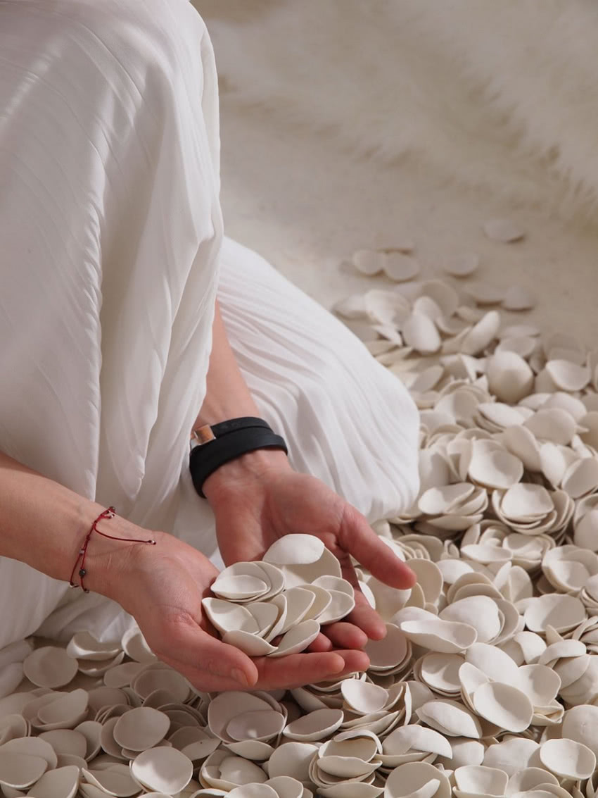 Każda myśl to oddzielnie ulepiony przez artystkę...