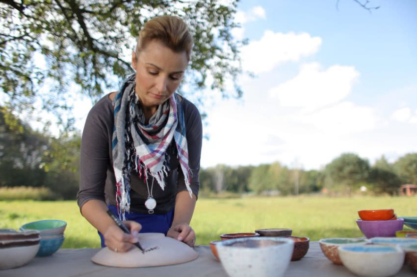 Joanna Brodzik podpisuje ceramikę artystyczną.
