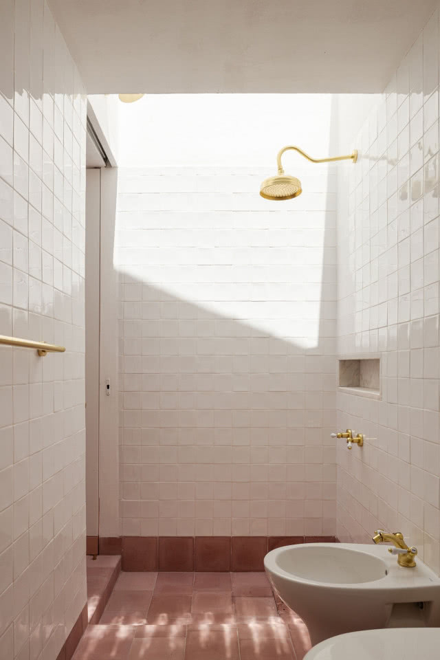 prysznic ze złotymi elementami