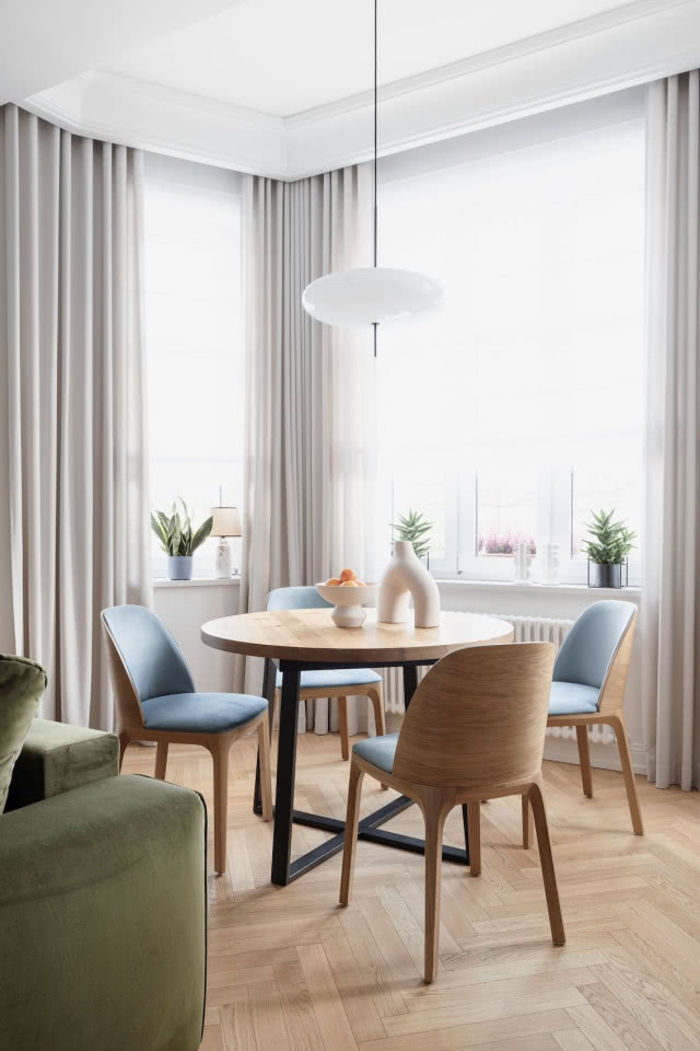 jadalnia z okrągłym stołem