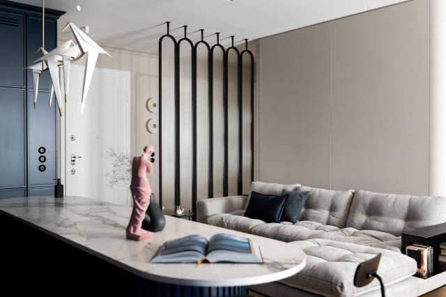 szklana ścianka oddzielająca salon