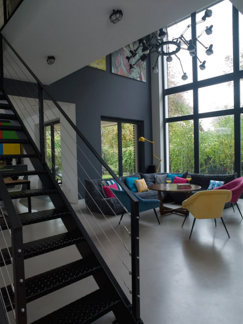 Antresola i szklana ściana sprawiają, że otwarta...