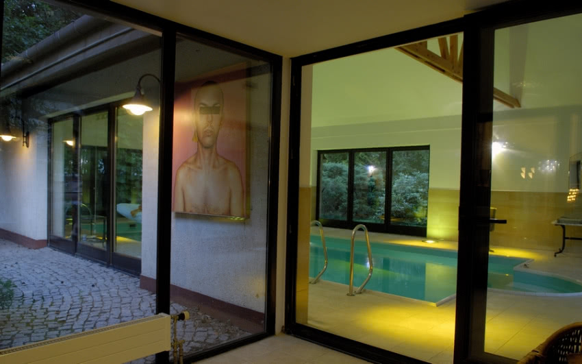 Obrazy znalazły się także wokół i w...