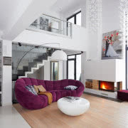 Fornir wenge dodaje jasnej łazience przytulności.