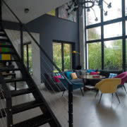 Obrazy nad salonem można podziwiać także z...