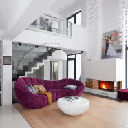 Biały salon i fioletowa kanapa w roli głównej