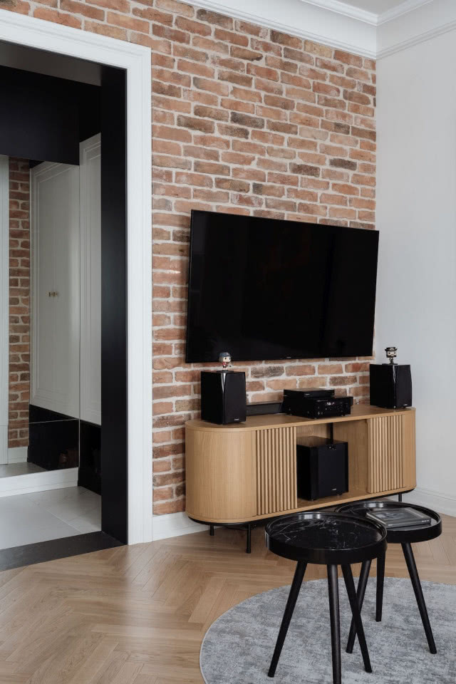 ceglana ściana z tv