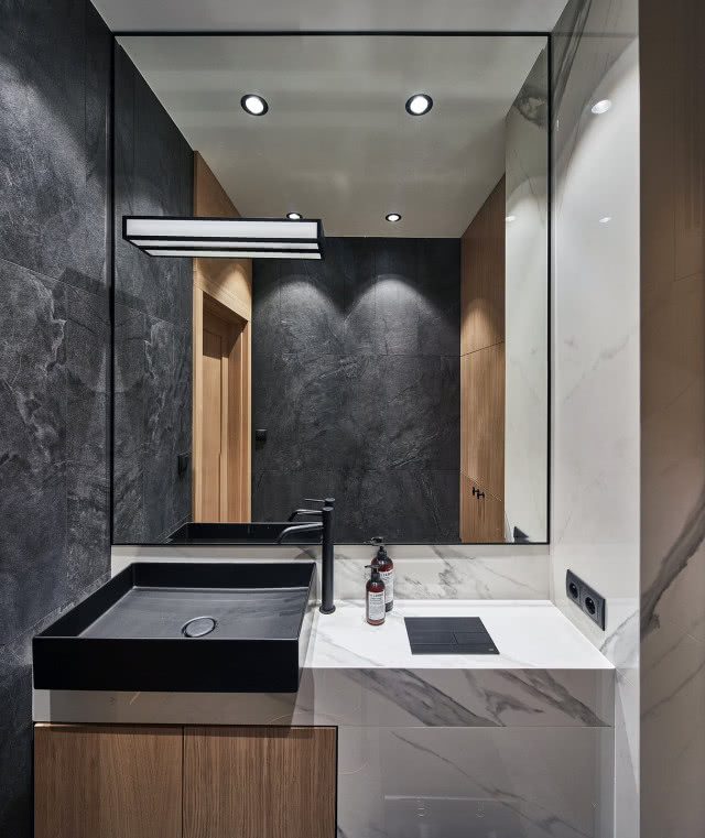 ciemna łazienka z dodatkiem kamienia i drewna