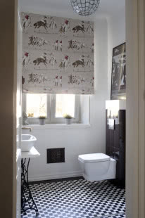 Biało-czarna mozaika na podłodze w stylowej łazience