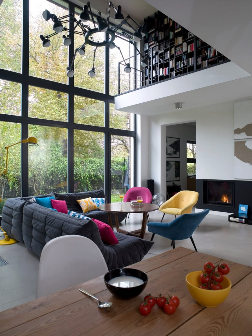 Dobra sztuka i design w salonie.