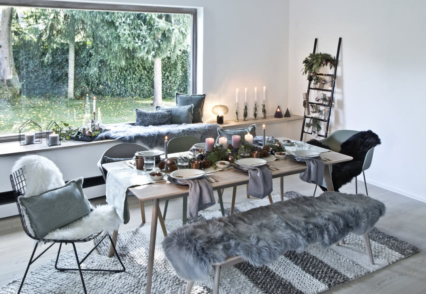 Dekoracja wigilijnego stołu w kolorze szarym