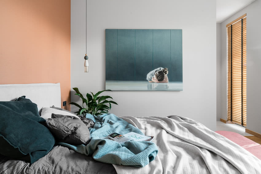 Sypialnię zalewa naturalne światło,
które...