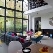 Obrazy nad salonem można podziwiać także z...