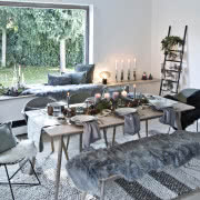 Dekoracja stołu świątecznego ze złotymi sztućcami