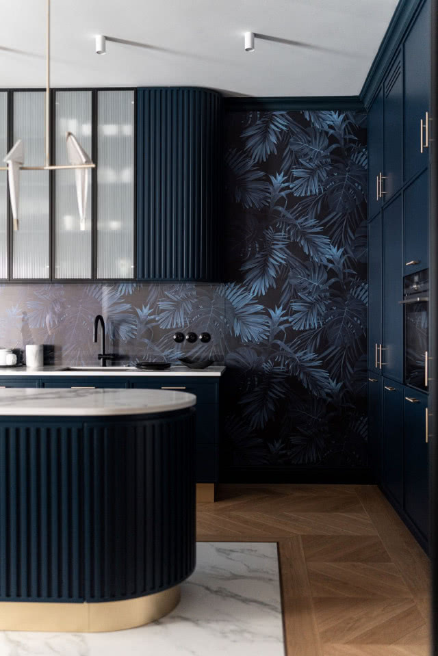 granatowa kuchnia z tapetą