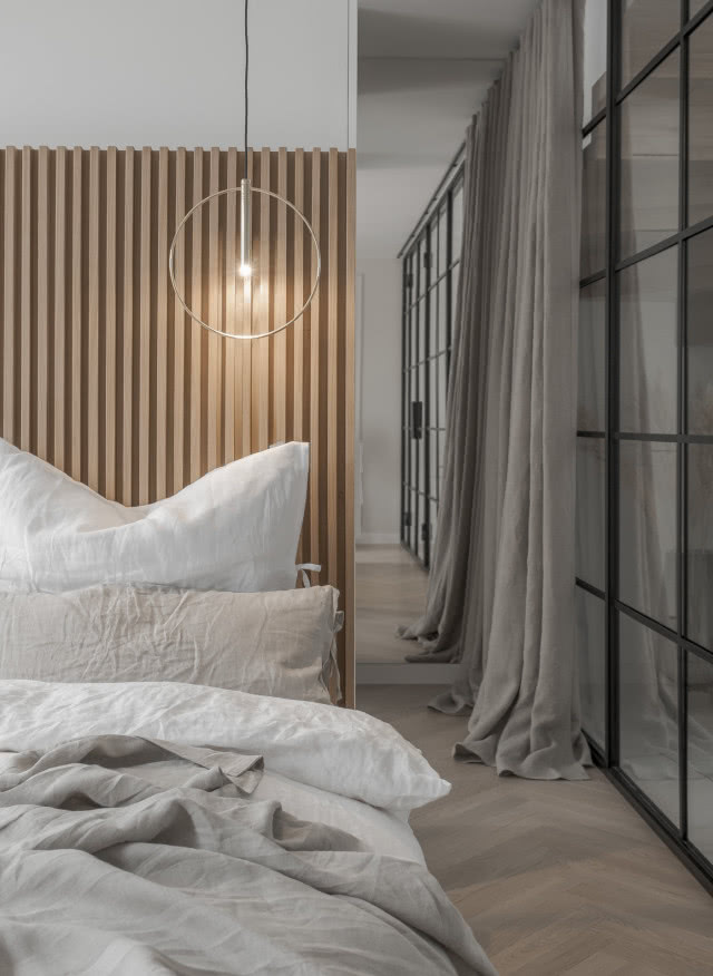 Lamele drewniane za łóżkiem w sypialni