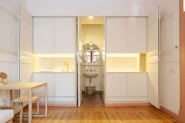 szafa po otwarciu drzwi ukazuje kuchnię