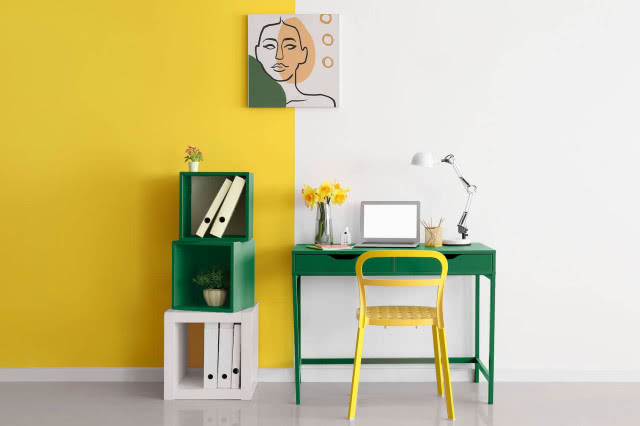 żółta ściana i zielone meble