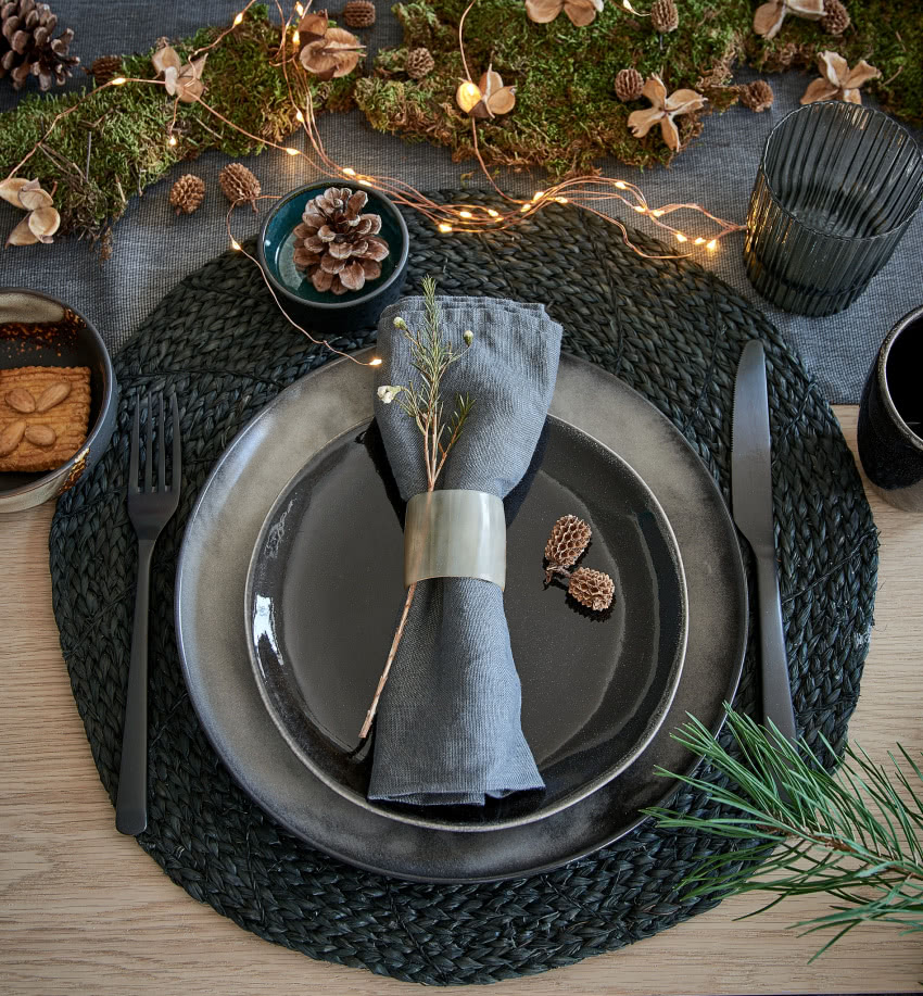 Szara zastawa stołowa jako dekoracja stołu na...