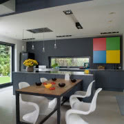 Obrazy nad salonem można podziwiać także z...