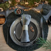 Dekoracja stołu świątecznego ze złotymi sztućcami