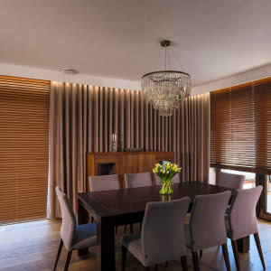 Żaluzje drewniane i zasłony? Rewolucja w aranżacji okien!