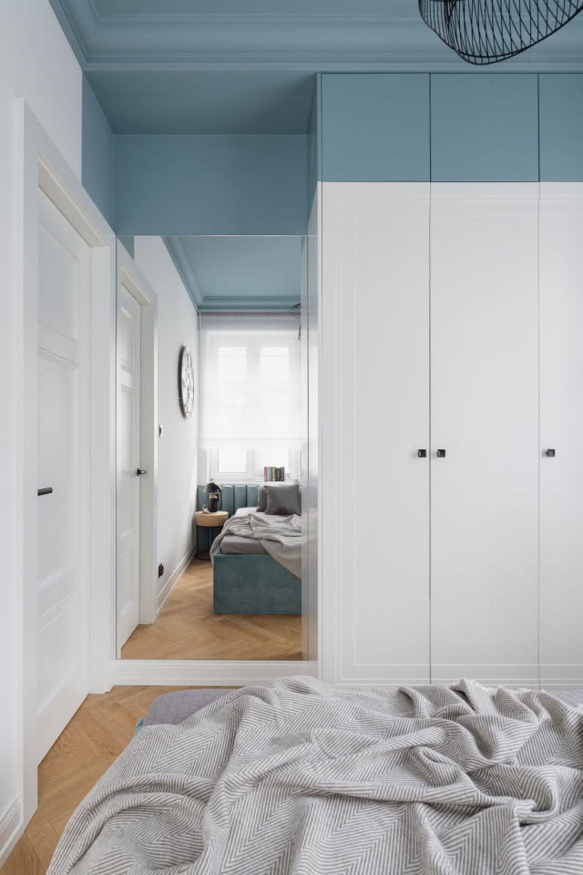 białe szafy w sypialni